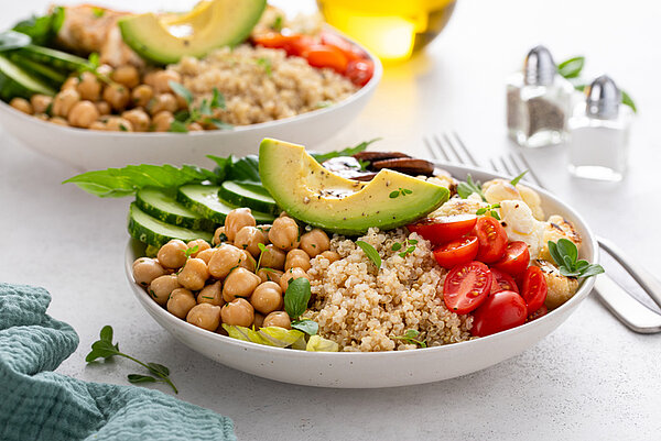 Schaal met quinoa en diverse groenten