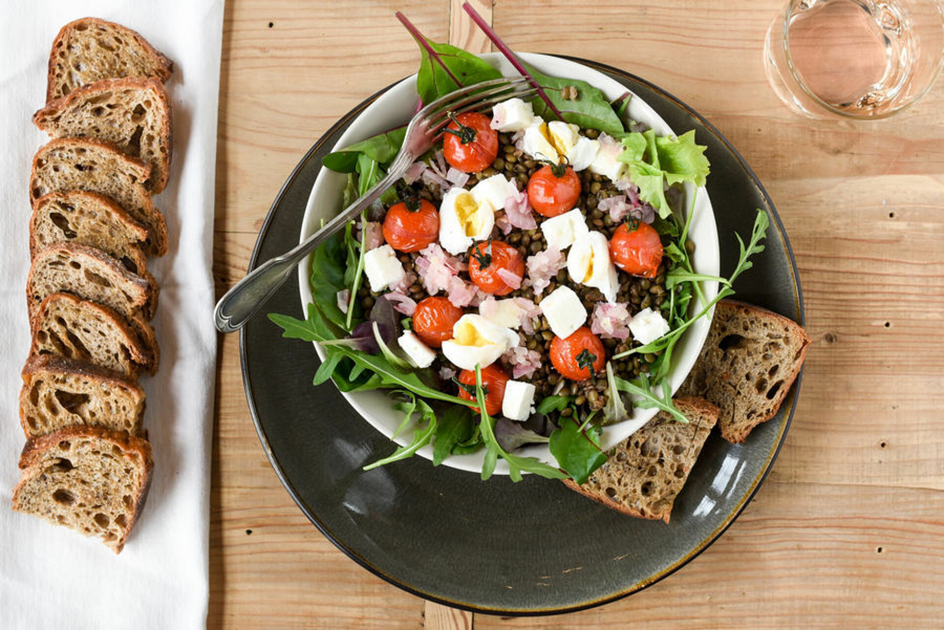 Linzensalade met geitenkaas en ei