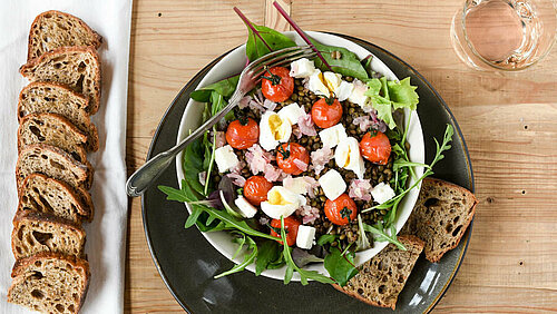 Linzensalade met geitenkaas en ei