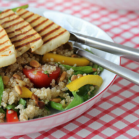 Quinoasalade met paprika en gegrilde halloumi
