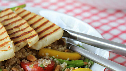 Quinoasalade met paprika en gegrilde halloumi