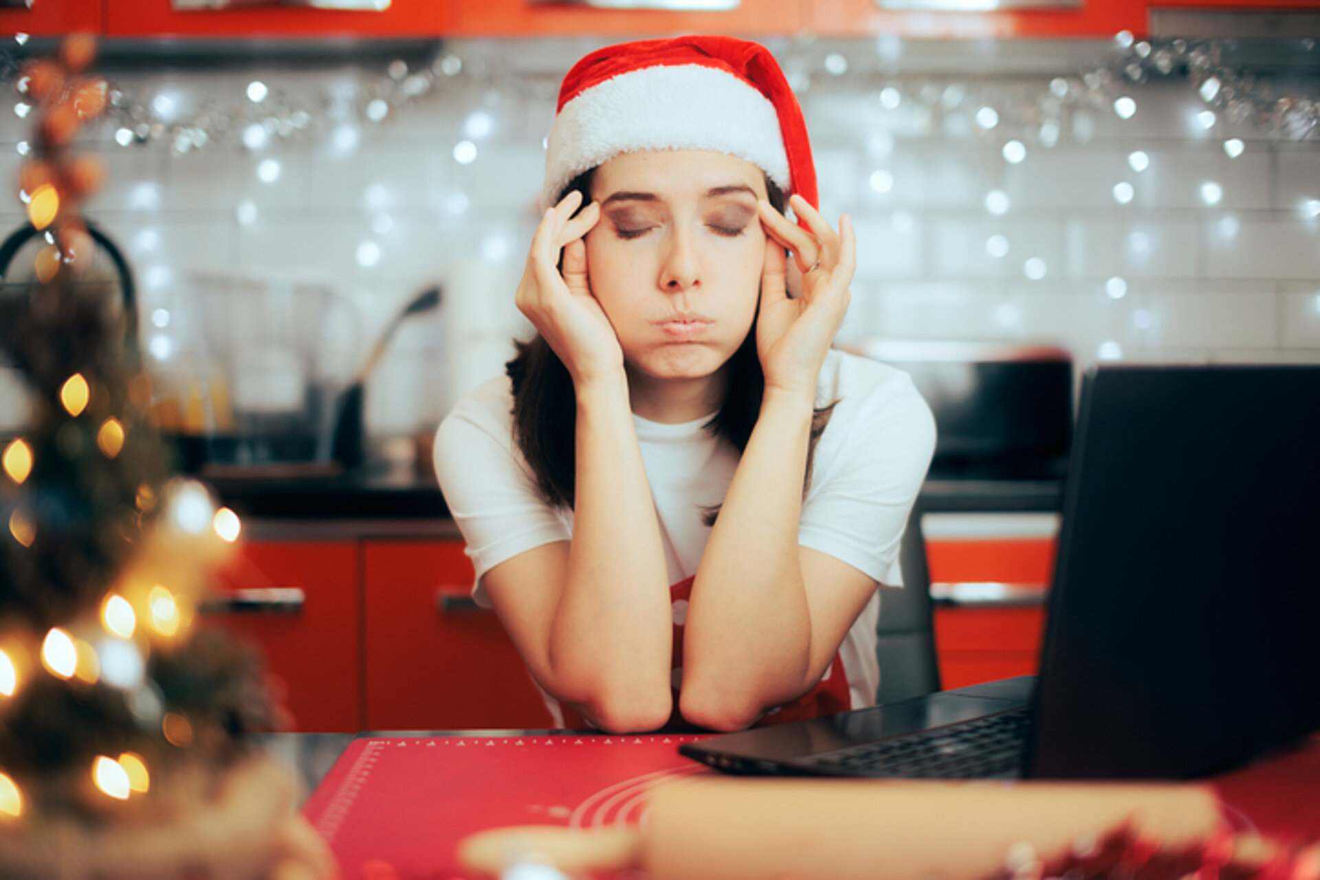 kerststress vrouw met kerststress in de keuken