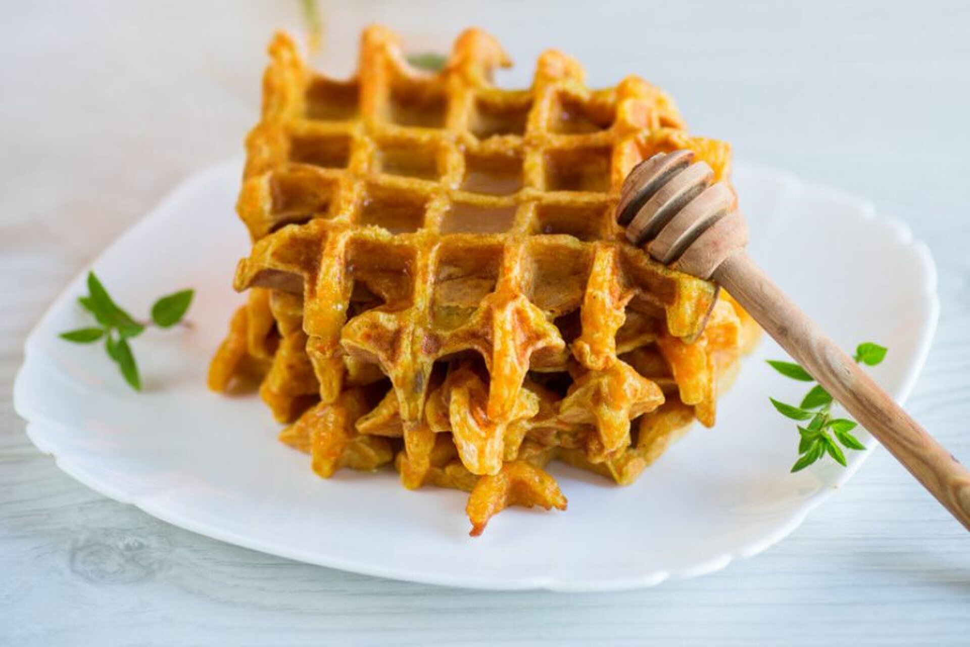wafels van wortel en havermout op een bord