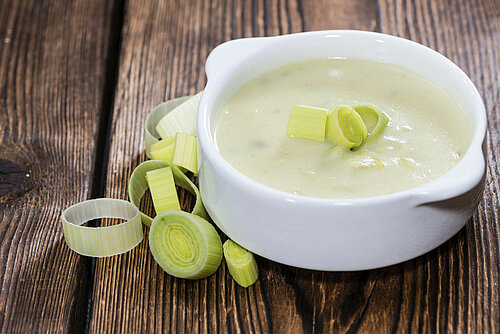 kom soep aardappel-prei met enkele ringen prei ernaast