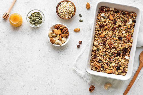 schaal met zelf gebakken granola