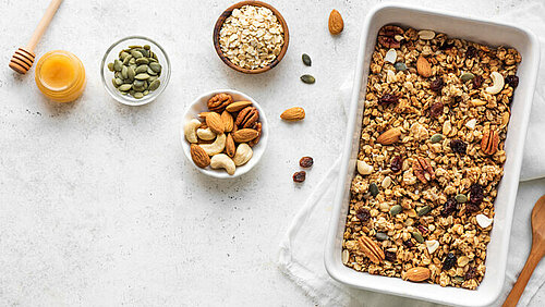 schaal met zelf gebakken granola
