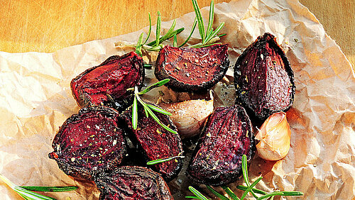 Geroosterde bieten met knoflook