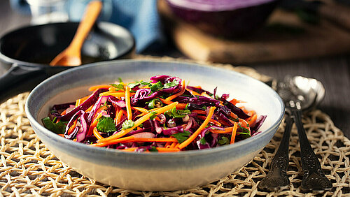 wortelsalade met tahin en hazelnoten salade met wortel en hazelnoten in een grote schaal