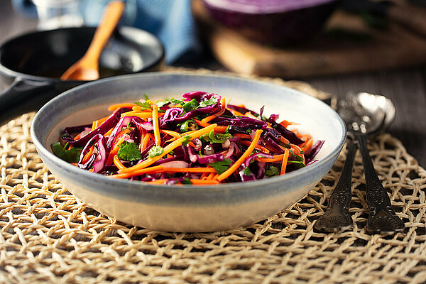 salade met wortel en hazelnoten in een grote schaal