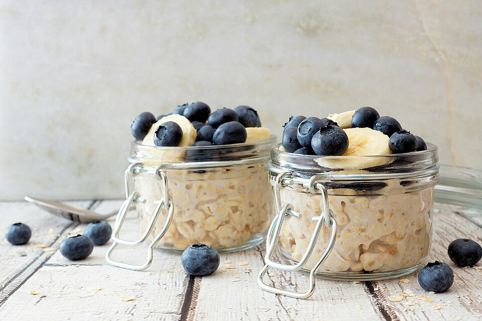Overnight oats met banaan en blauwe bessen