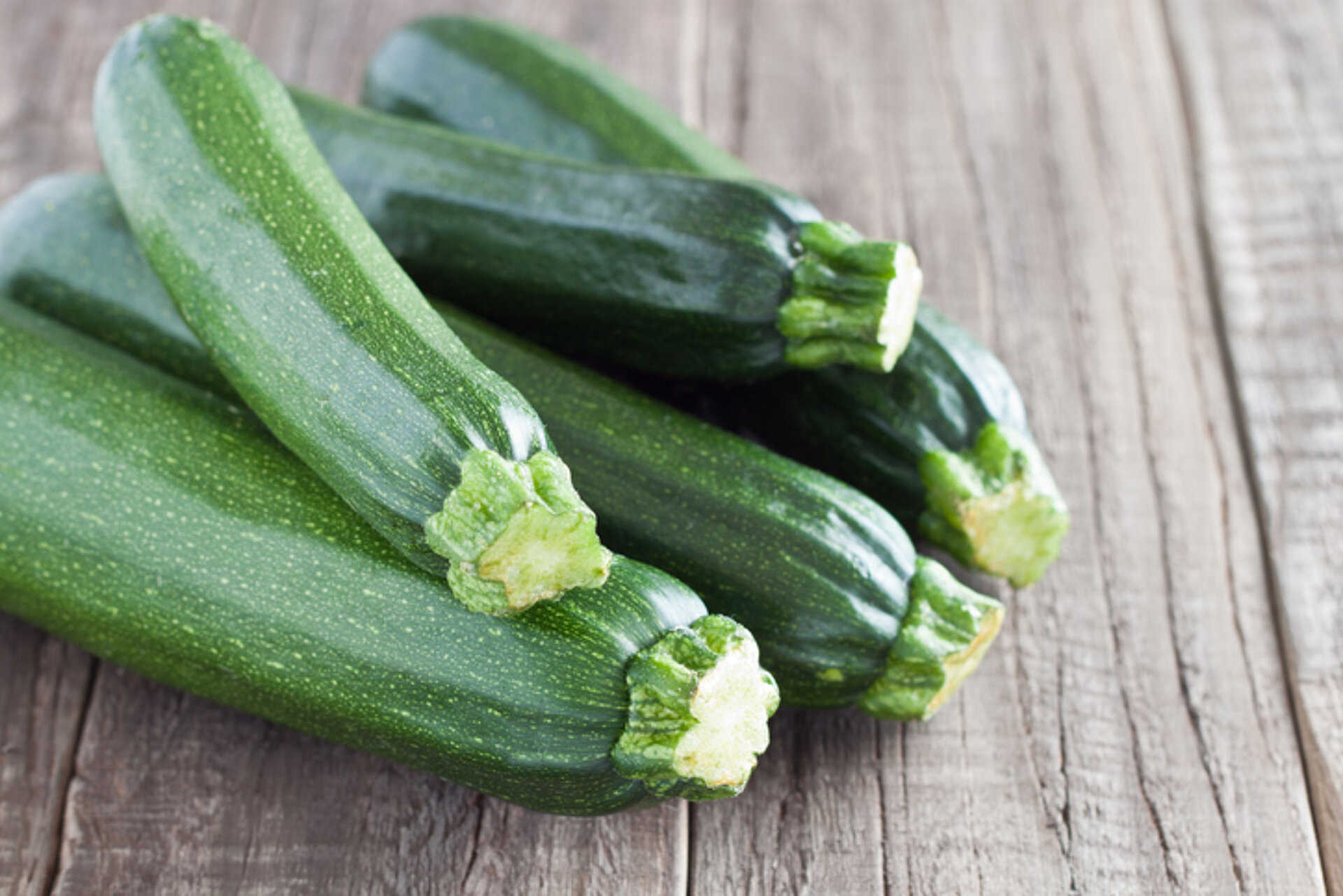 Dit is waarom je zo graag voor courgette kiest stapeltje courgettes