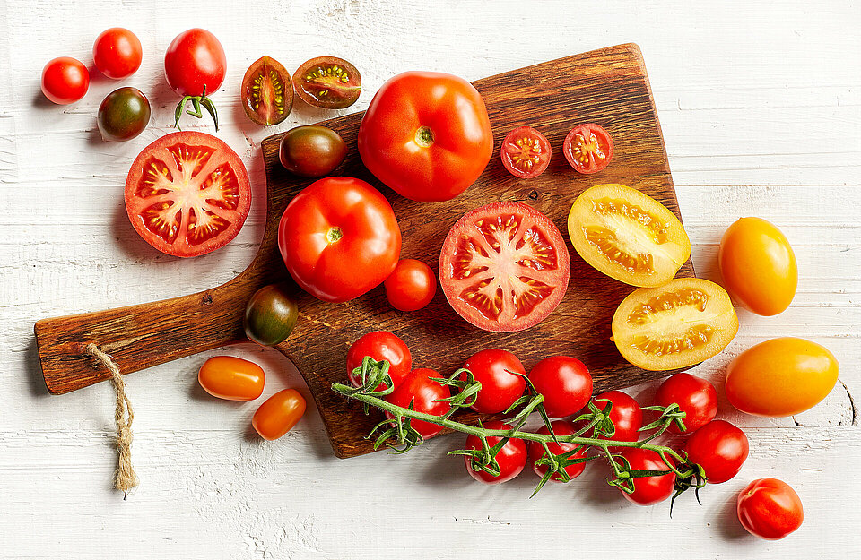 plank met tomaten