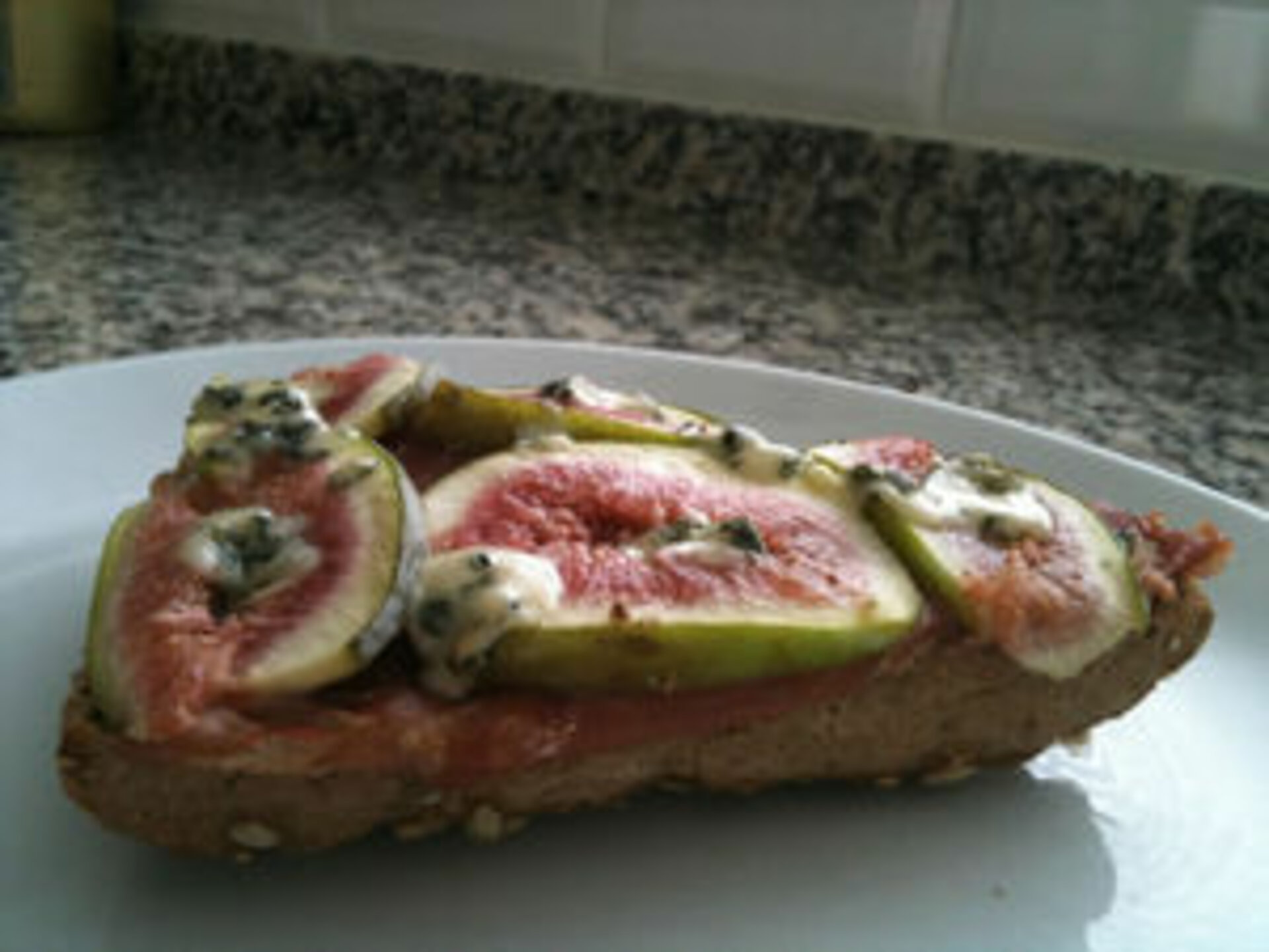 Boerenbrood met vijgen uit de oven Boerenbrood met vijgen uit de oven