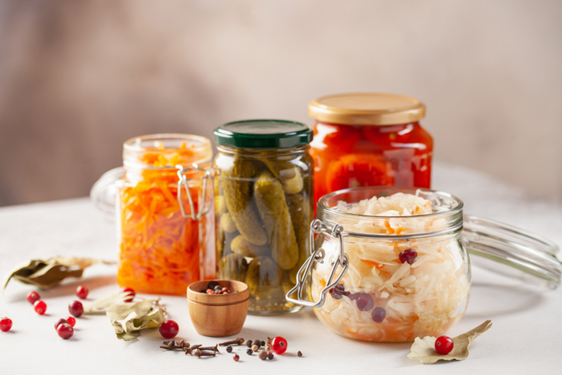 Waarom is fermenteren zo gezond? Verschillende glazen potjes met gefermenteerde groenten