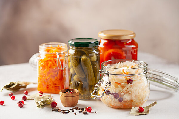 Verschillende glazen potjes met gefermenteerde groenten