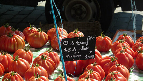 franse coeur du boeuf tomaten uitgestald