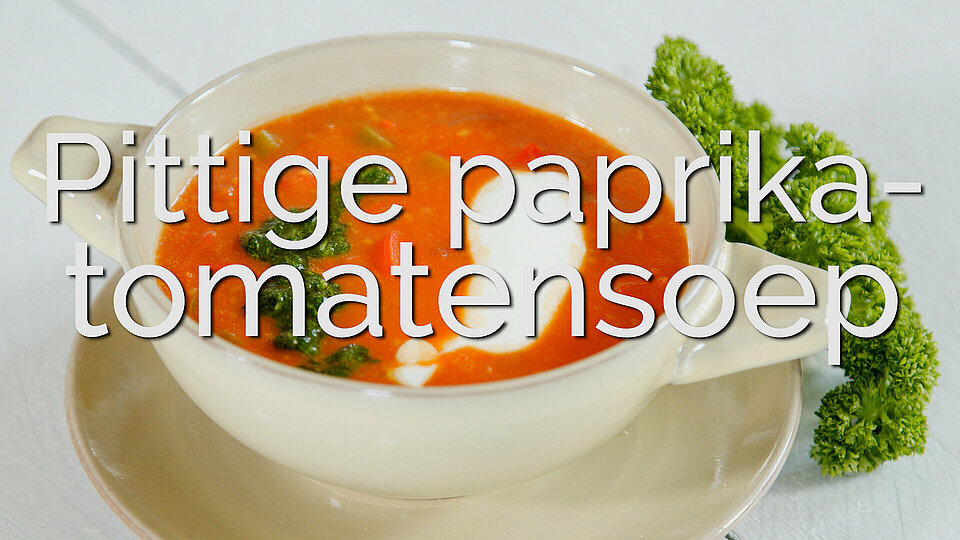 pittige tomaten-paprikasoep kom soep van tomaten en paprika