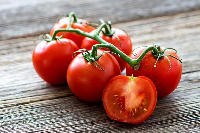 Tomaten op een plank