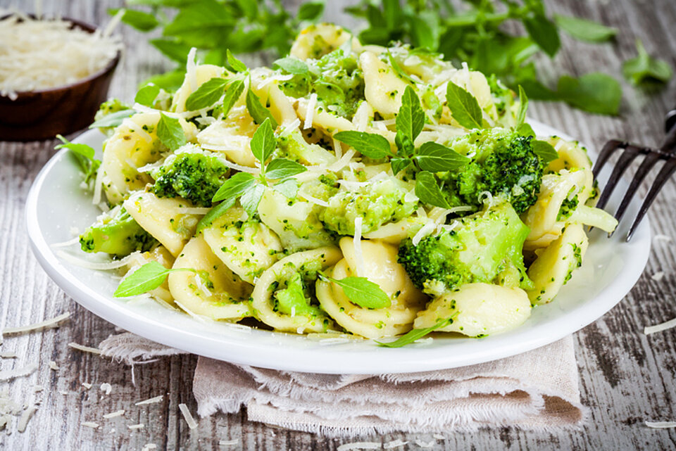 Pasta met broccoli en broccolipesto