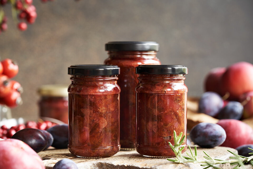 potjes met ingemaakte pruimenchutney
