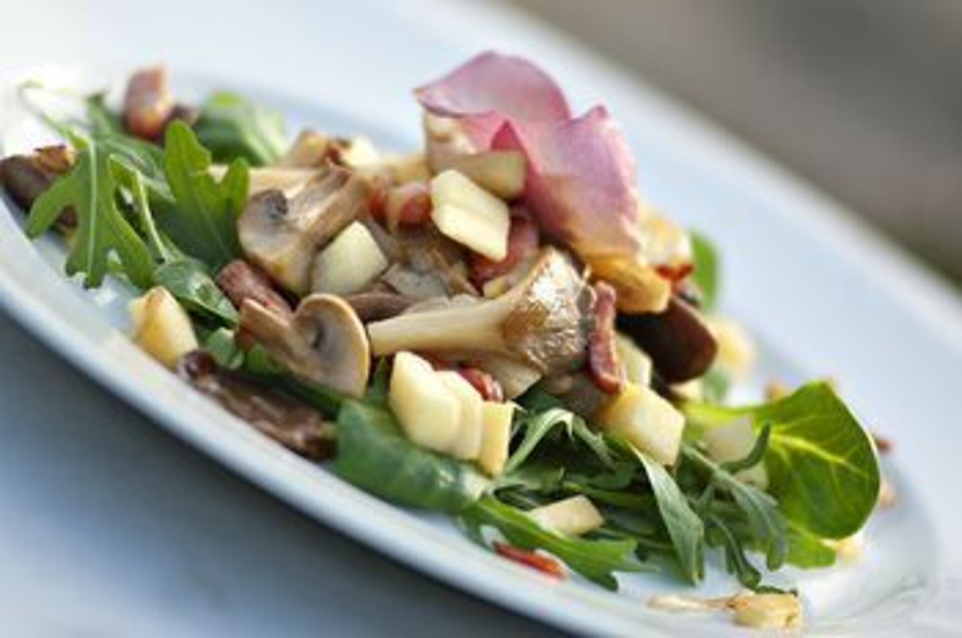 Salade van paddestoelen afgeblust met rozenazijn en rozensiroop