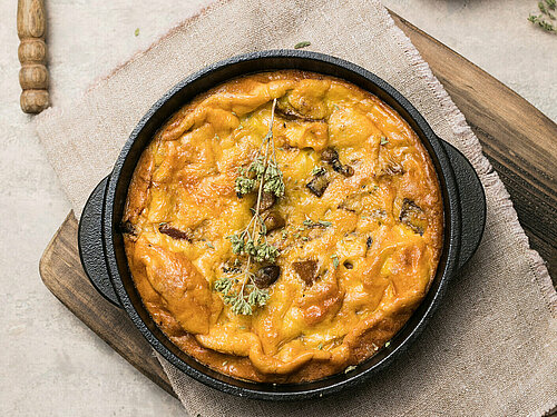Uien frittata met tijm Schaal met frittata op tafelkleed