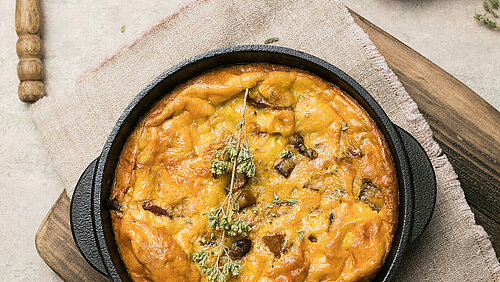 Schaal met frittata op tafelkleed
