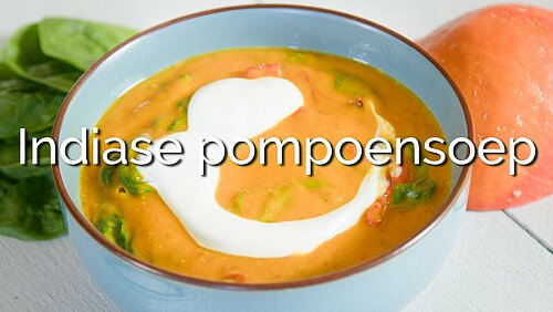 Bord met pompoensoep