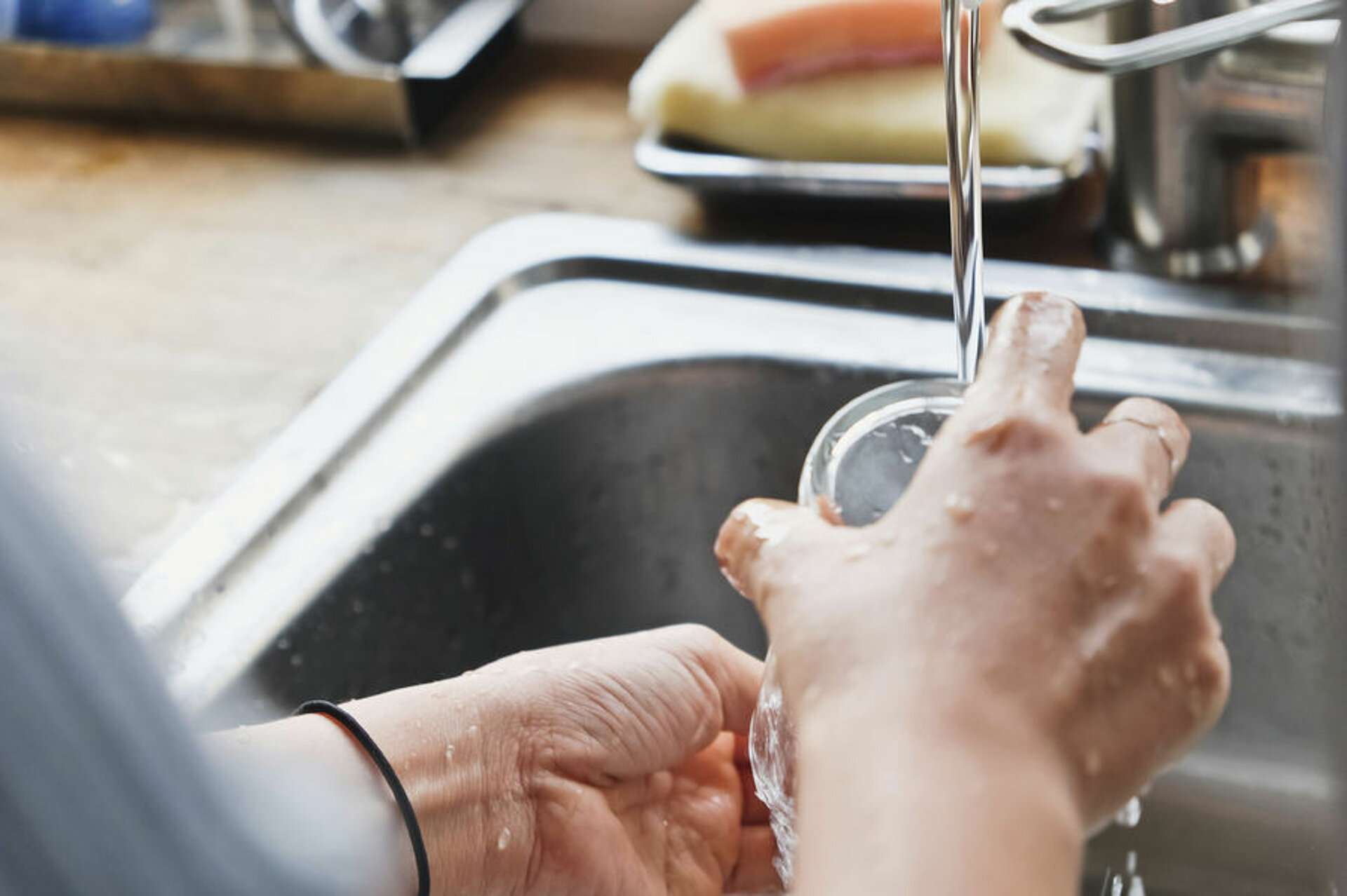 Is het slim om borden, pannen en bestek eerst af te spoelen voor ze de vaatwasser in gaan?