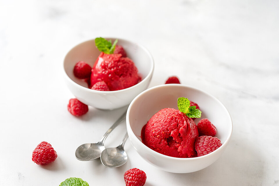 2 schaaltjes met frambozensorbet