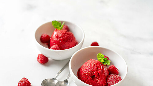 hoe maak je sorbetijs? 2 schaaltjes met frambozensorbet