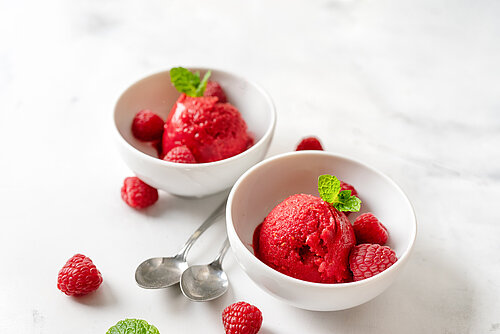2 schaaltjes met frambozensorbet