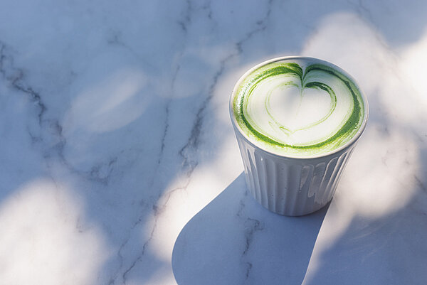 beker met matcha latte
