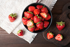 Aardbeien in een schaaltje op wit tafelkleed