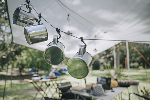 Campingkookuitrusting IJzeren mokken aan de waslijn