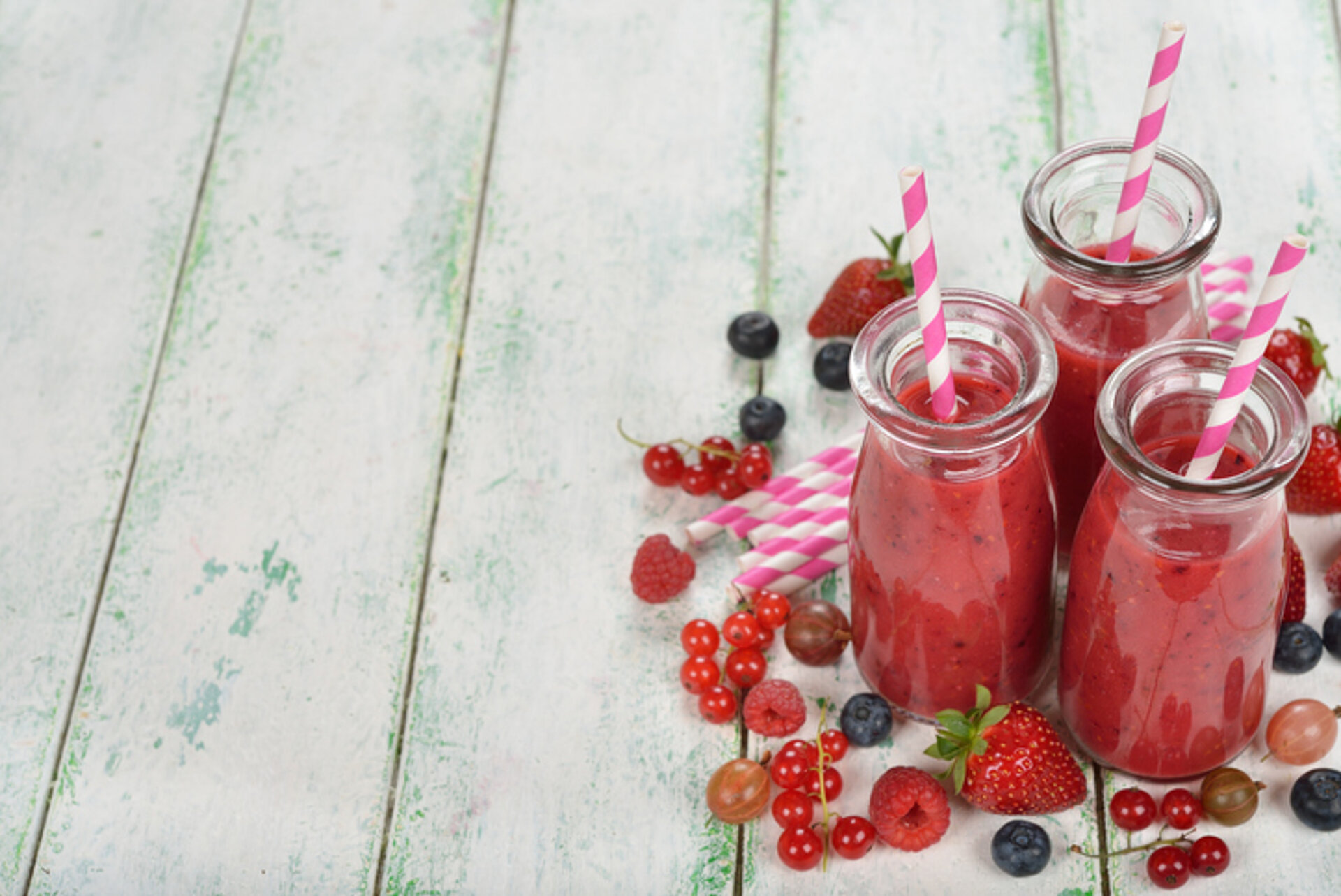 smoothie in flesjes met zomerfruit