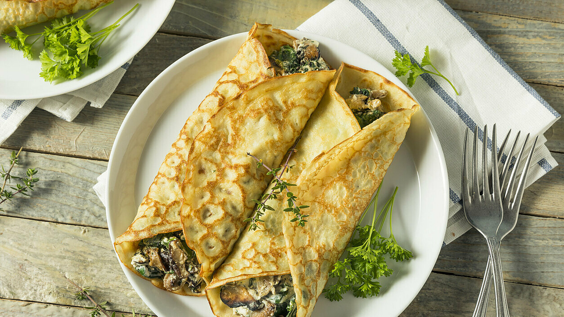 2 opgerolde, gevulde pannenkoeken op een bord
