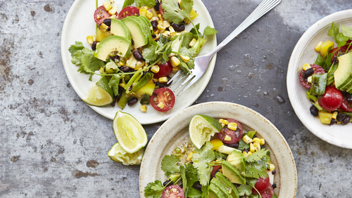 Geroosterde-maissalade met avocado en chili-limoendressing Geroosterde-maissalade met avocado en chili-limoendressing