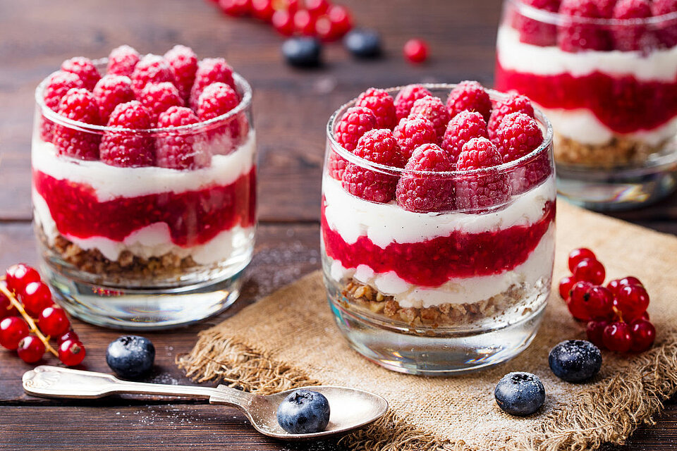 Gezondere tiramisu met roos zomerfruit