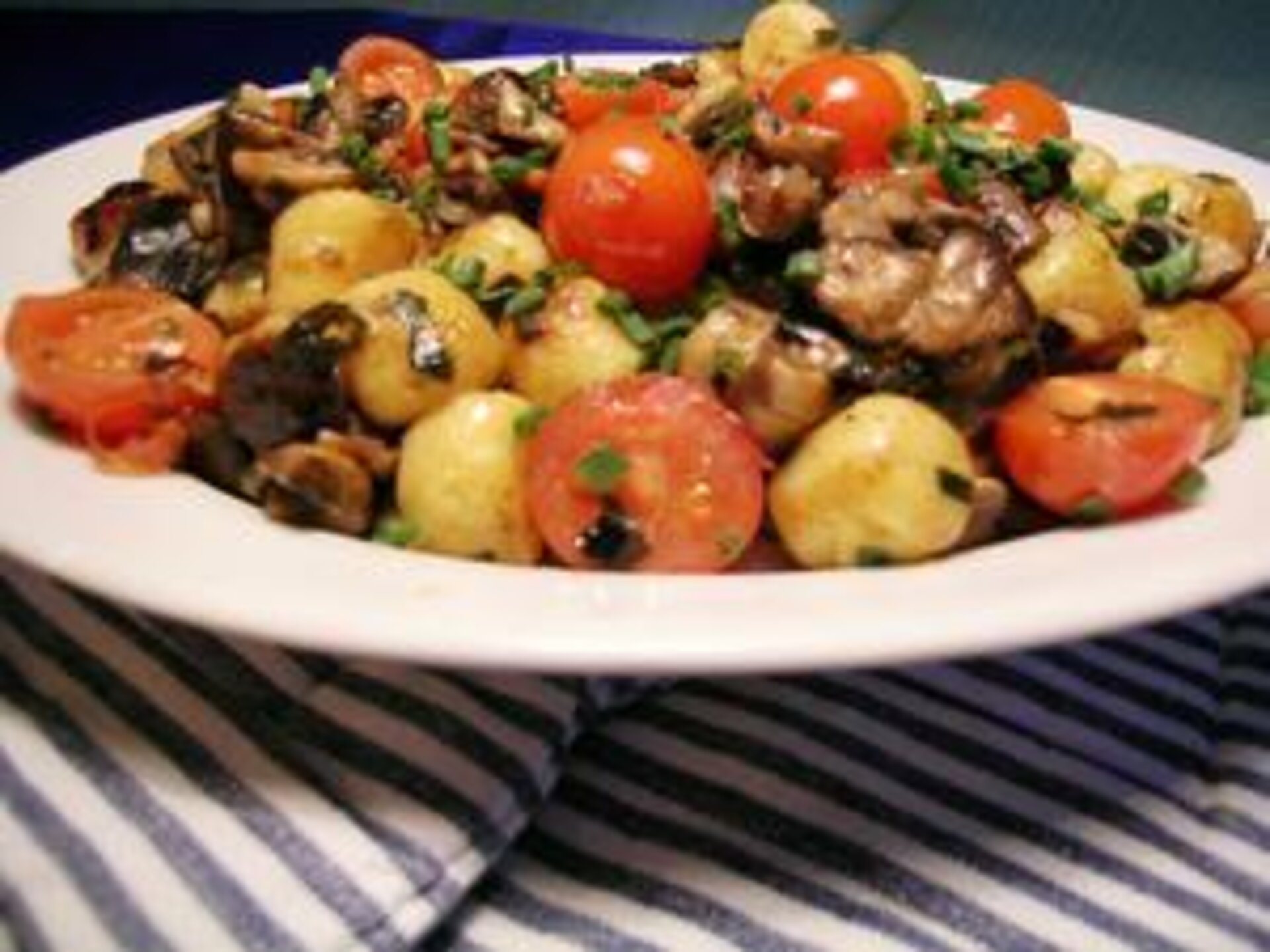 Runderstoofpotje met trostomaatjes en champignons