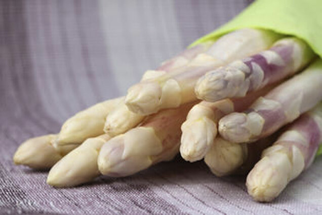 bosje asperge smet licht paarse kopjes