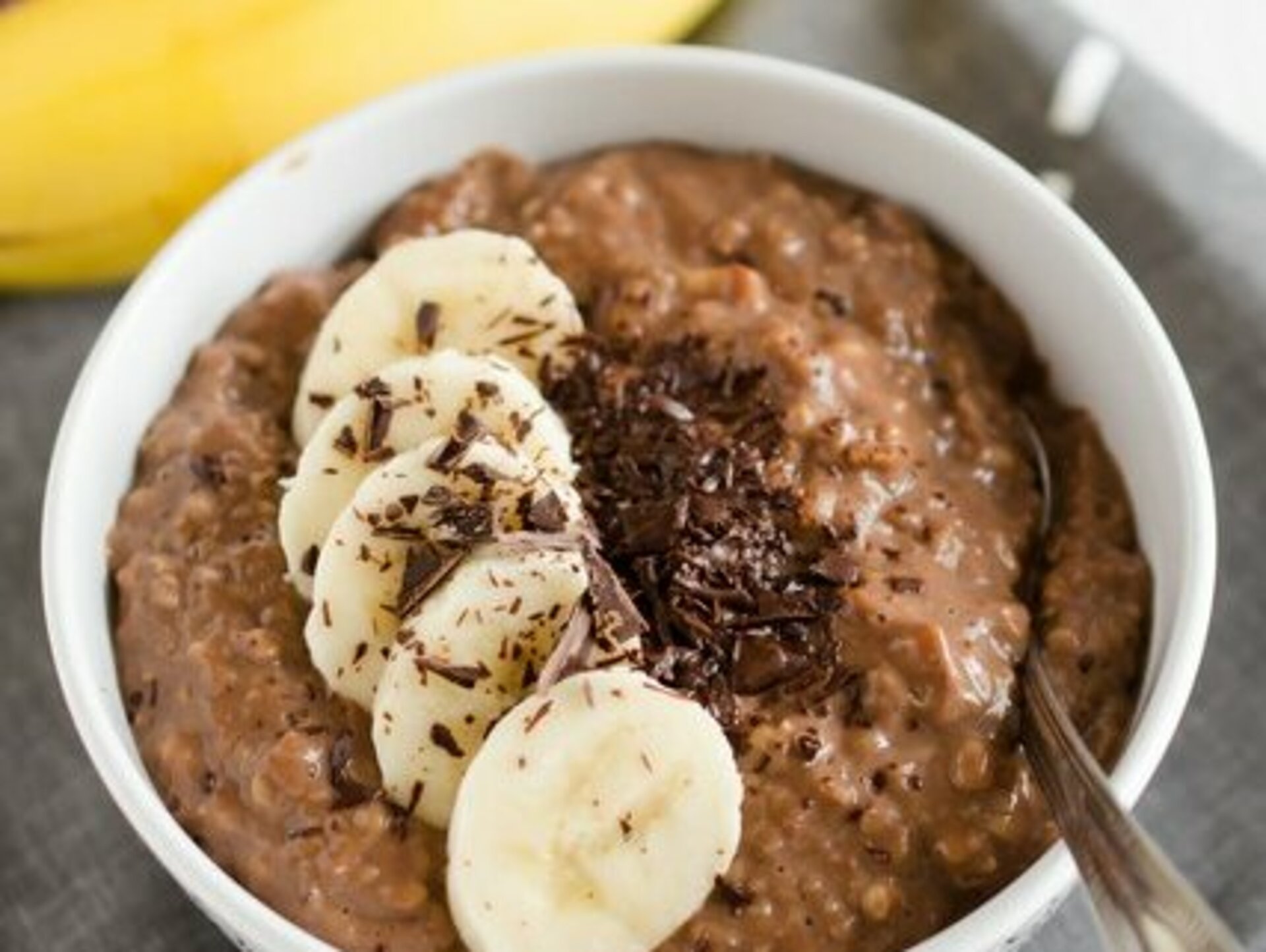 Havermout-ovenschoteltje Havermout met chocolade en banaan uit de oven