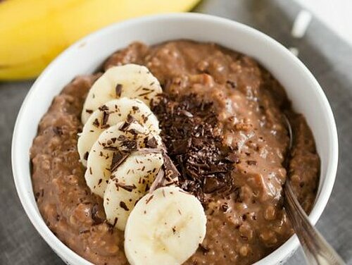 Havermout-ovenschoteltje Havermout met chocolade en banaan uit de oven