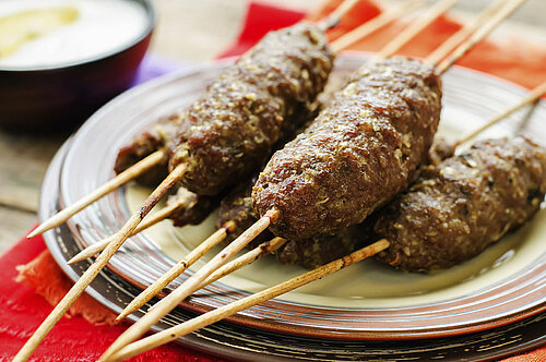 Hoe maak je köfte (mediterrane gehaktspiesjes)?