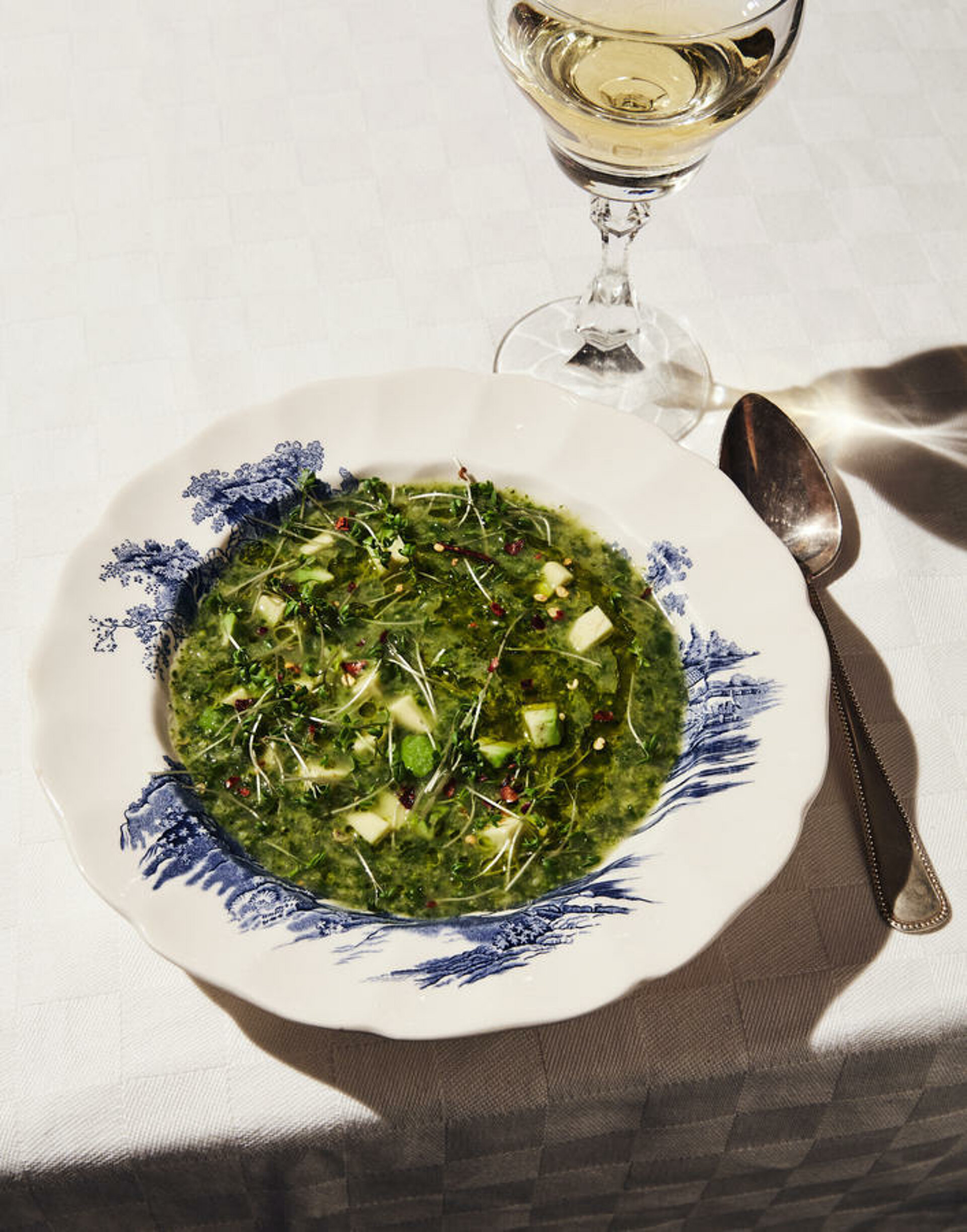 Broccoli-spinaziesoep met avocado