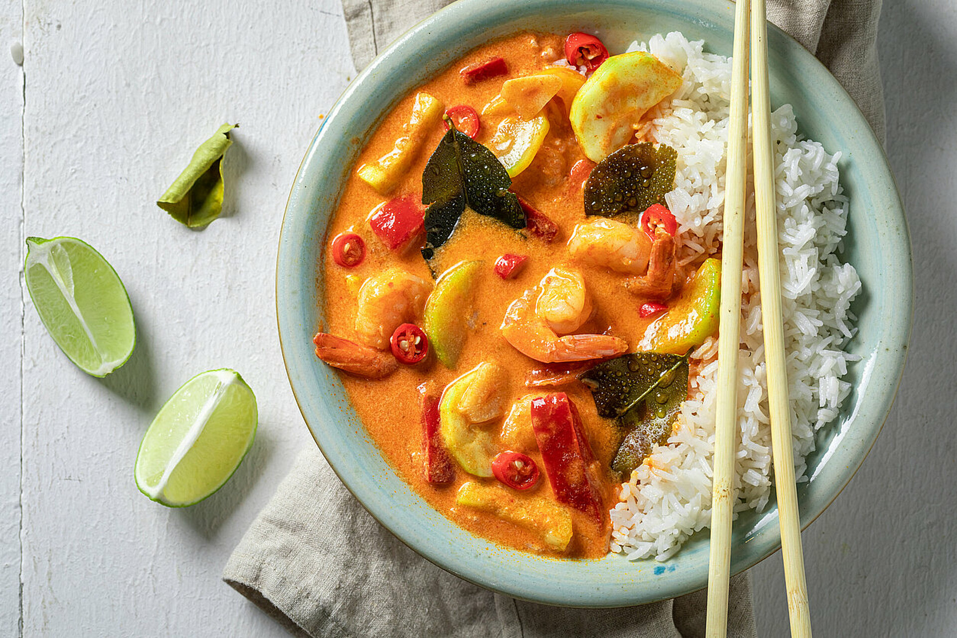 Viscurry in een schaal met rijst en eetstokjes