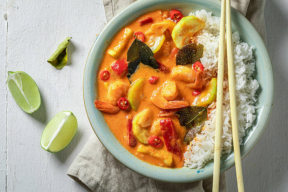Viscurry in een schaal met rijst en eetstokjes
