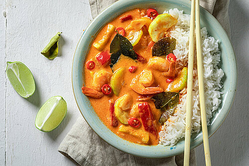 Viscurry in een schaal met rijst en eetstokjes
