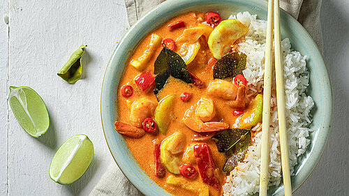 Viscurry in een schaal met rijst en eetstokjes