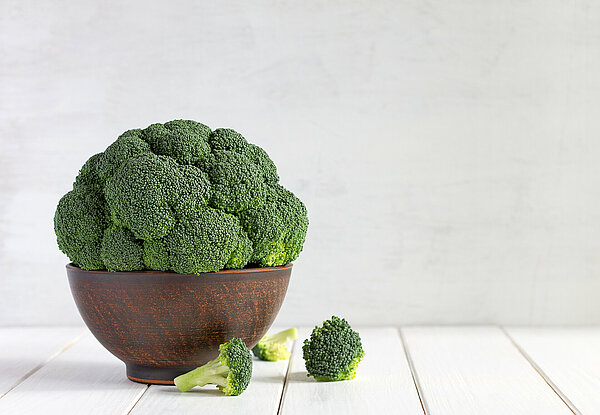 Broccolistronk in een schaaltje op een witte tafel